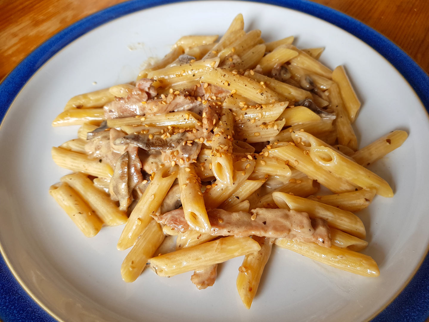 Pasta con panna, pancetta, funghi e semi di sesamo ...